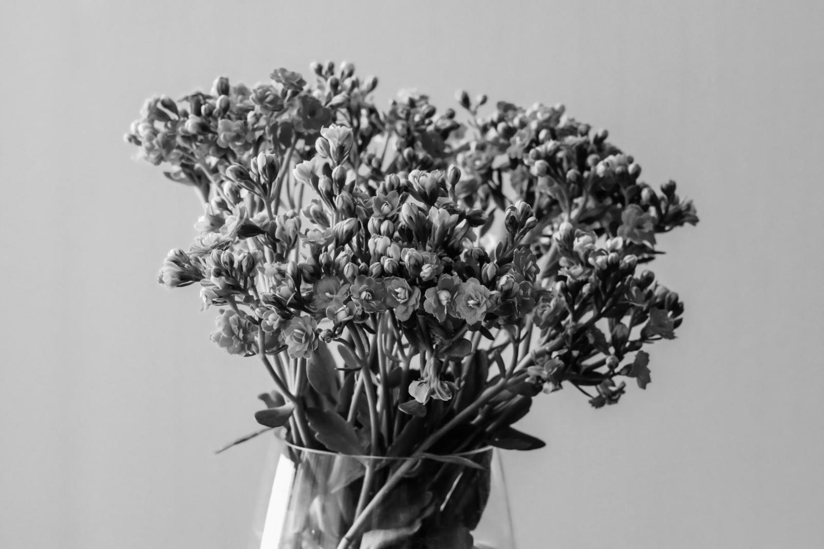 Démonstration de techniques florales orientales avec arrangements traditionnels